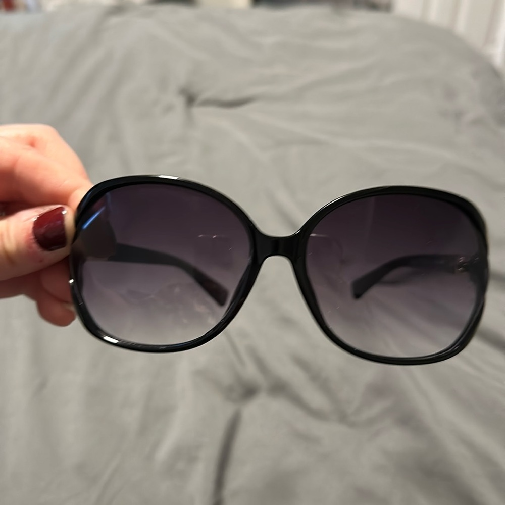 Black circle sunglasses